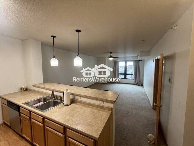 Foto del edificio - Top-Floor Comfort: Updated 1 Bed Condo with Heated Underground Parking & Prime Location!