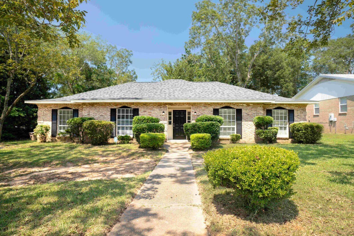 Primary Photo - 1529 Deerwood Dr E
