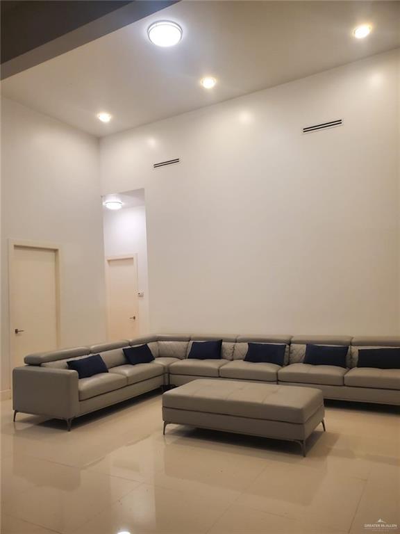 Foto del edificio - 805 Bugambilia Ave