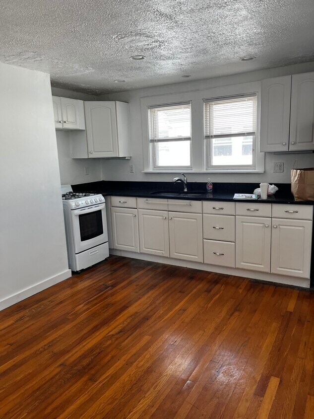 Primary Photo - 48 Lawn Ave