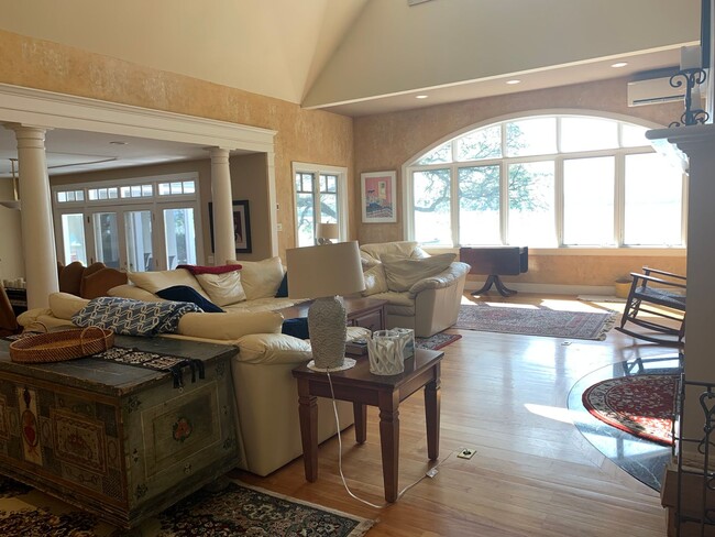 Building Photo - Stunning Lakeside Home in Charlotte w/hot ...