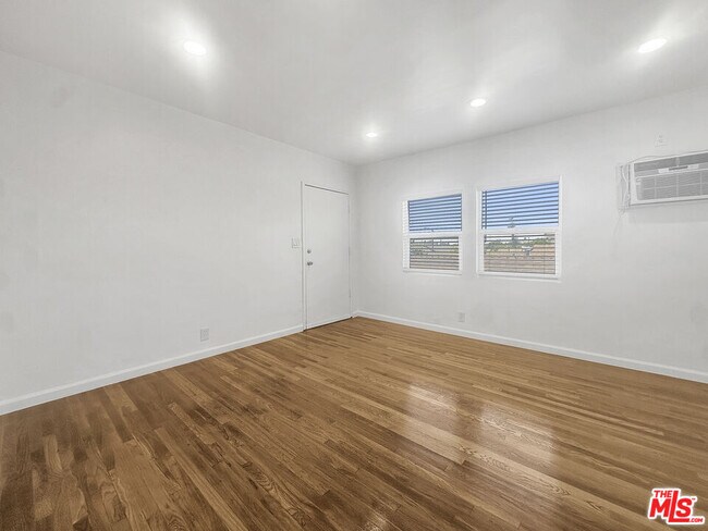 Building Photo - 211 E 81st St