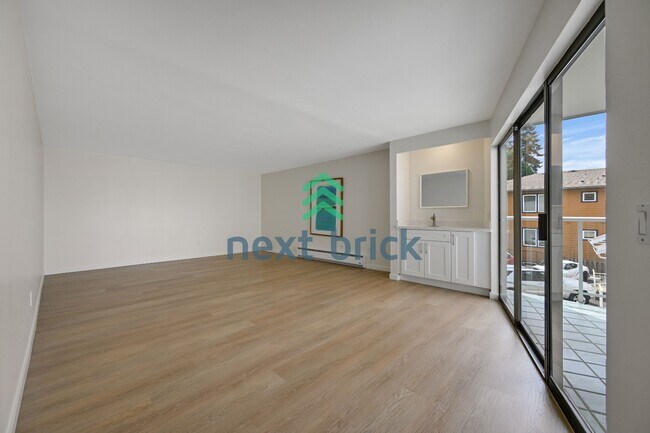 Foto del edificio - 2 Bed and 2 Bath Exceptional Condo with Water View is Available for Rent!