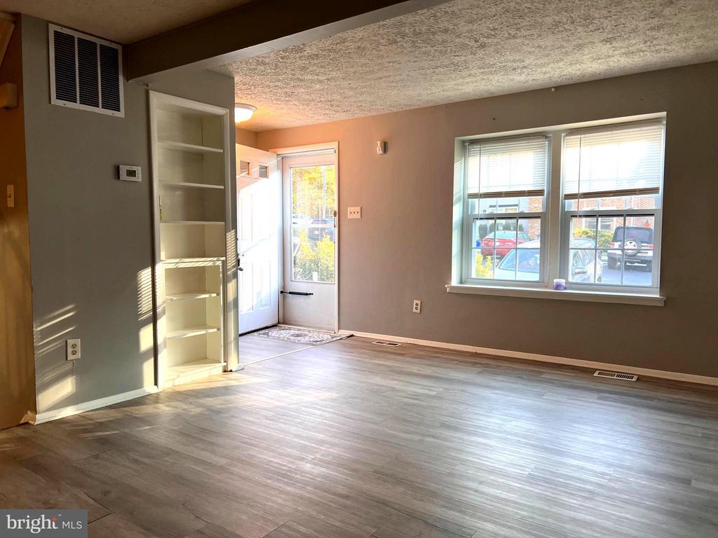 Foto principal - 8104 Willowdale Ct