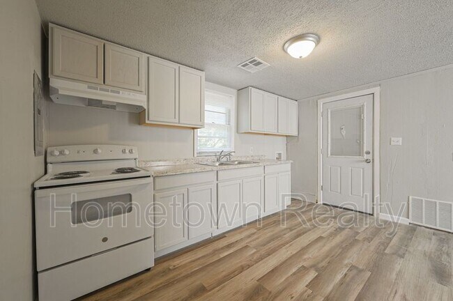 Building Photo - 1921 Vine St