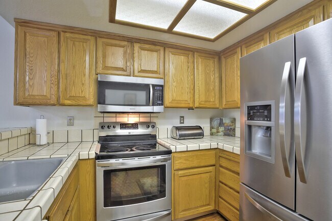 Building Photo - Lovely 2 Story Townhouse in Pinole, CA on cul de sac...