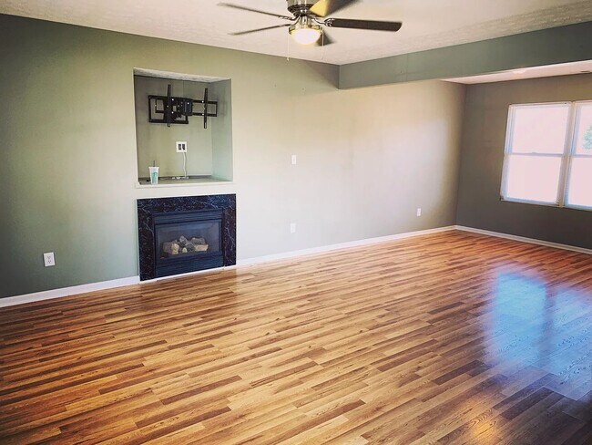 Building Photo - Beautiful Home in an Established Neighborh...