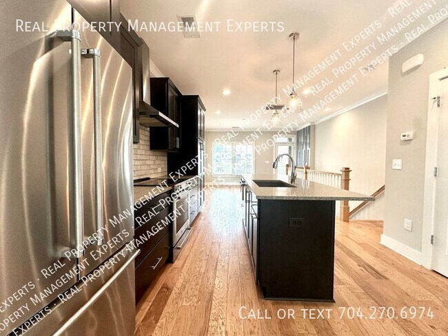 Building Photo - Charming 2BR/2.5BA Townhouse in Charlotte!