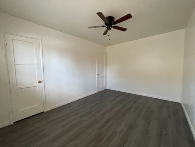 Building Photo - W.Manor