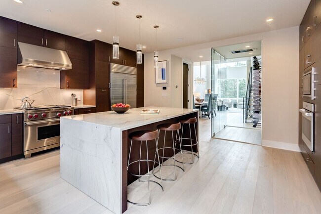 Foto del edificio - Old City Townhome with Parking