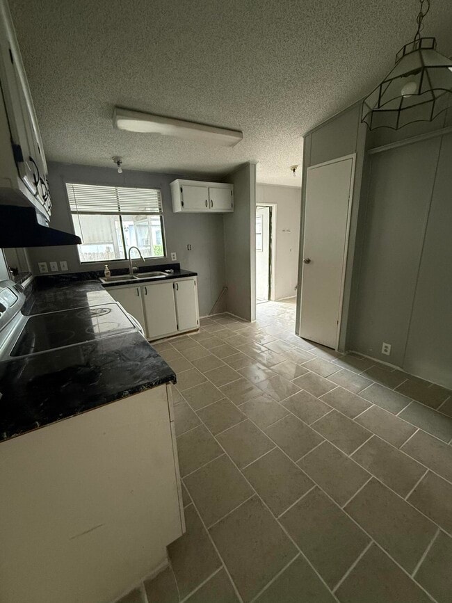 Building Photo - 9301 SE 61st Dr