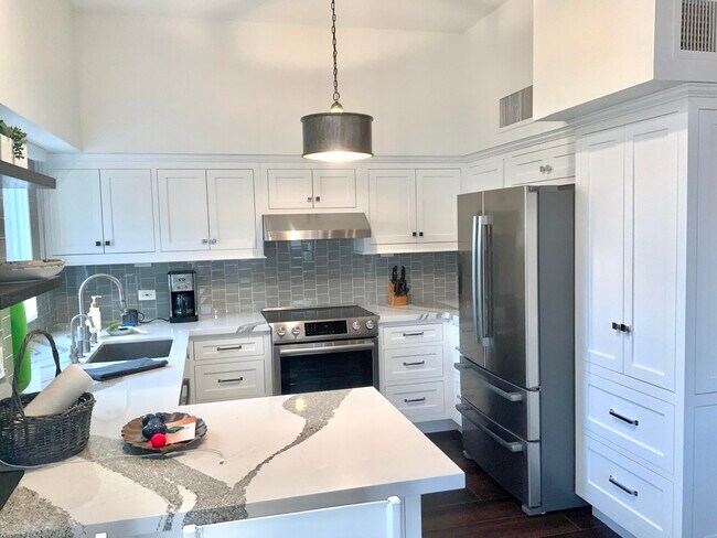 Building Photo - 3159 Roadrunner Dr S