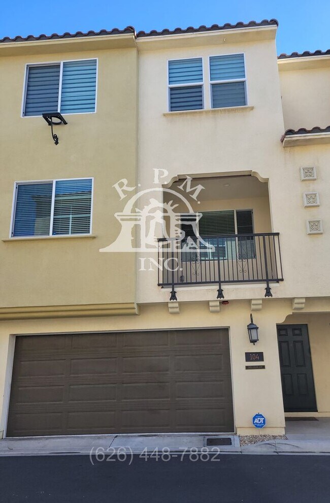 Foto del edificio - Modern 3-Story Townhouse in El Monte, CA.