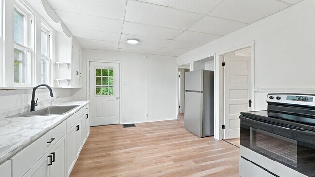 Foto del edificio - 3 bed 1.5 bath NEW LISTING
