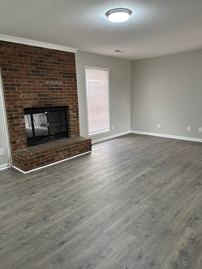 Building Photo - 643 Walker Rd