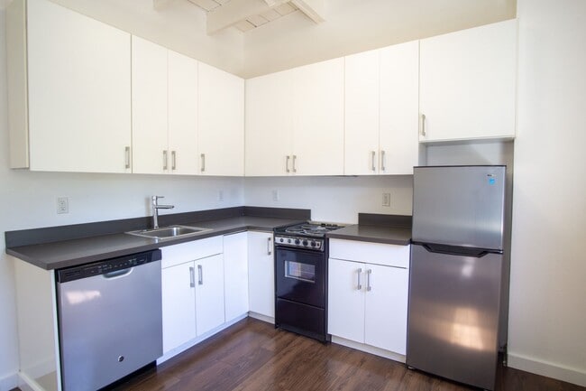 Building Photo - Bright 2nd Floor Corner Studio w/Modern Ap...