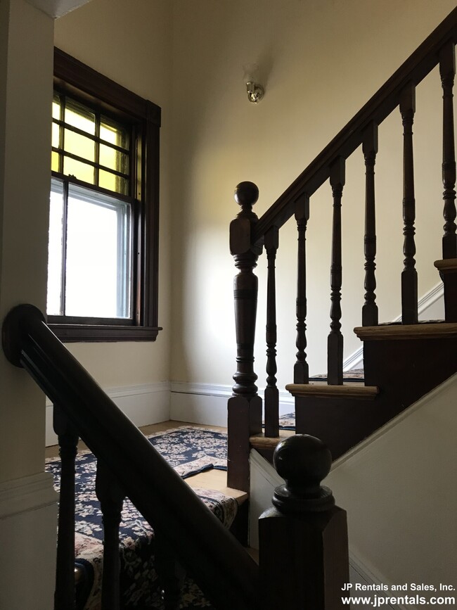 Building Photo - 56 Rockview St