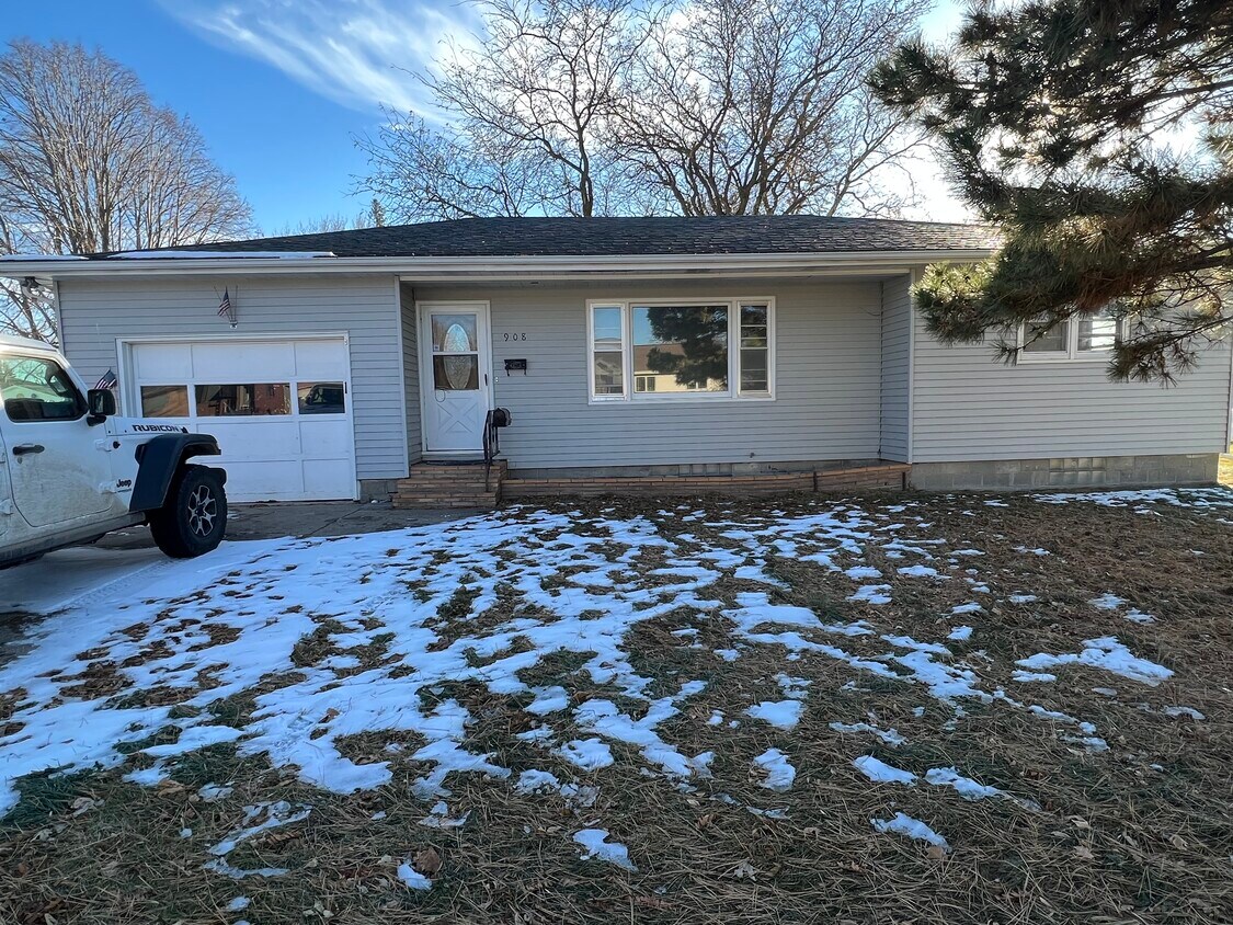 908 School St, Fairmont, MN 56031 House Rental in Fairmont, MN