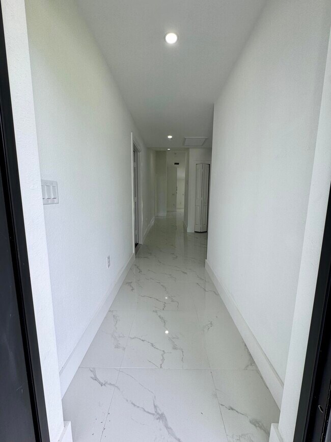 Foto del edificio - 668 Chemstrand St E