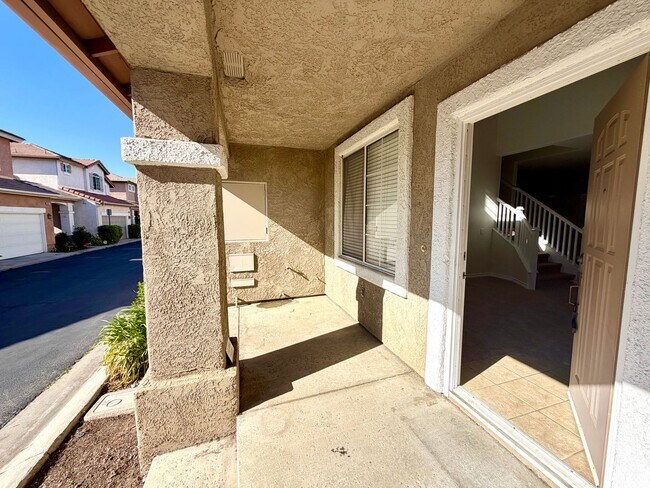 Building Photo - 3 be 2 bath Beautifully Updated Home in Gated Community