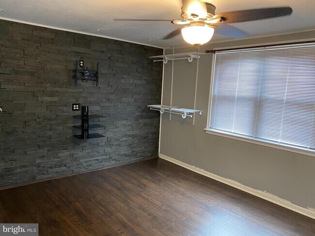 Building Photo - 8119 Farnsworth St