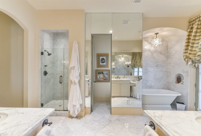 Building Photo - 2712 Ferndale St