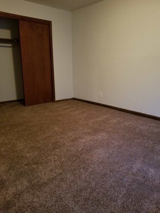 Building Photo - Large NE 2 bedroom 1 bath unit available now!