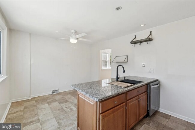 Building Photo - 7504 Valley Ave