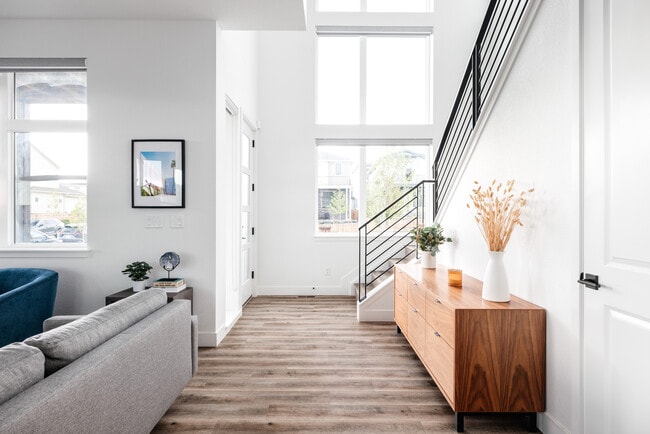 Building Photo - 6010 N Perth St