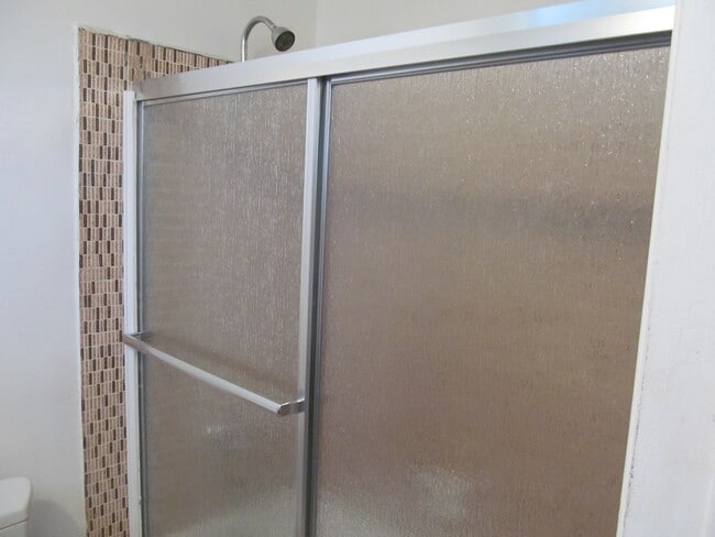 Master bath shower/tub - 21830 Eccles St