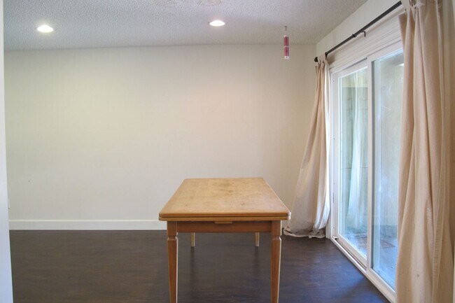 Building Photo - 490 Glenhill Dr