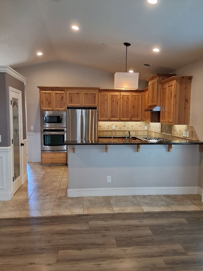 Building Photo - 4 bed / 2 bath with outdoor entertaining area