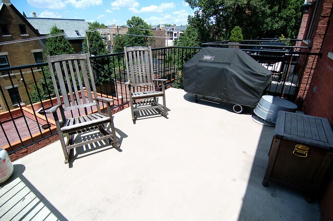 Building Photo - 1546 N Hoyne Ave