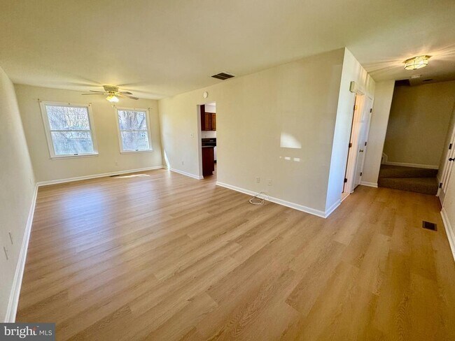 Foto del edificio - 1193 Maple Ave