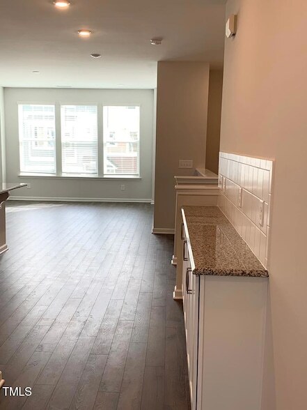 Foto del edificio - 1241 Commack Dr
