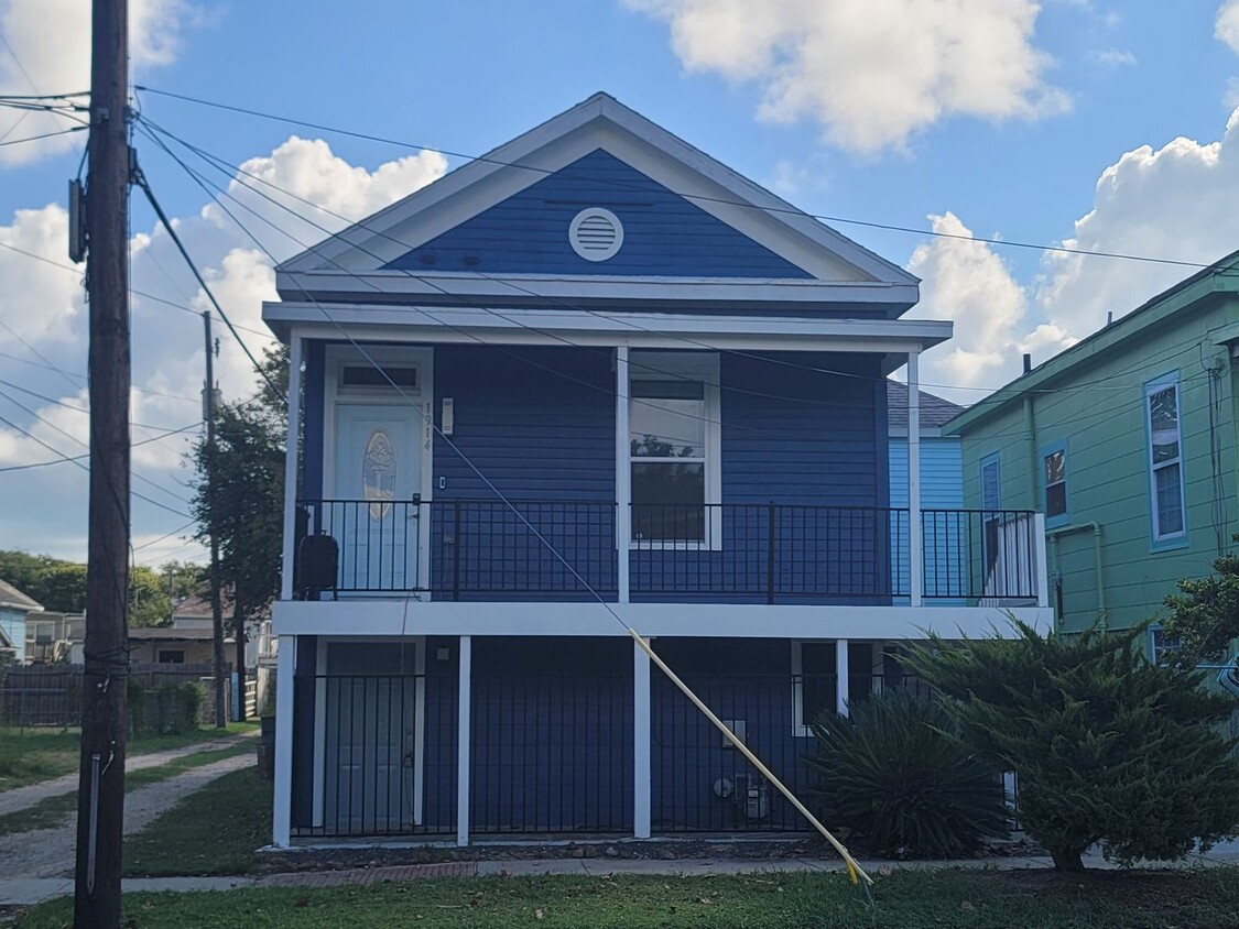 Foto principal - 2 Blocks From Seawall - 2 bed 1.5 bath
