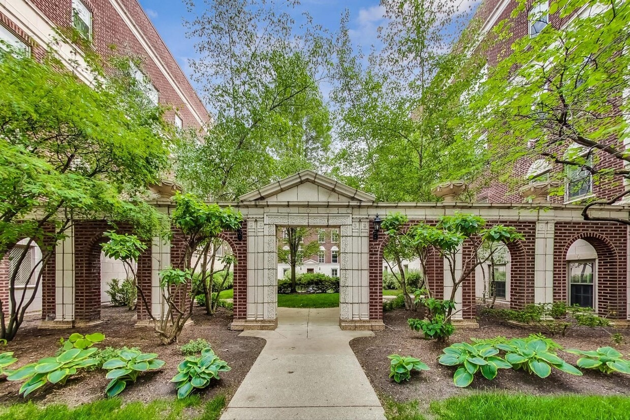 482 Sheridan Rd Unit 1, Evanston, IL 60202 Condo for Rent in Evanston, IL