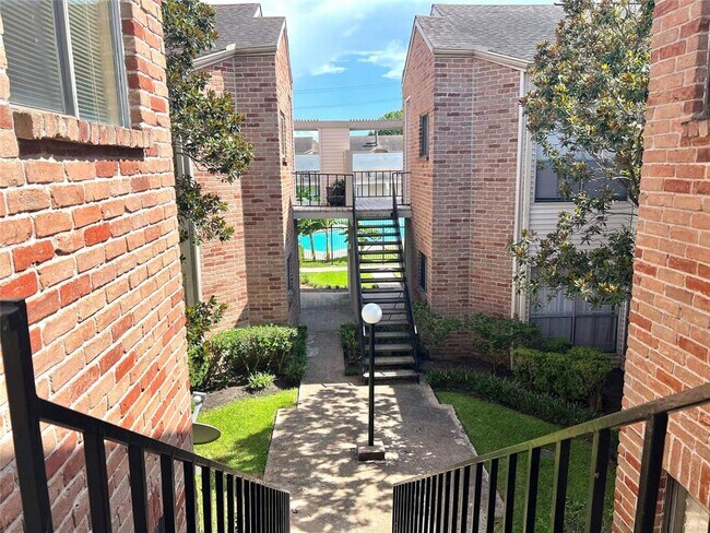 Building Photo - 10130 Waterstone Dr