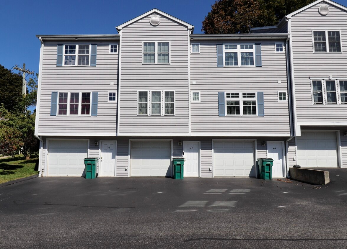 45 Harbor View Ln, Norwich, CT 06360 Condo for Rent in Norwich, CT