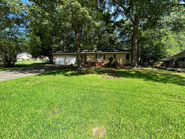 Building Photo - 3/1 House with a bonus room $995