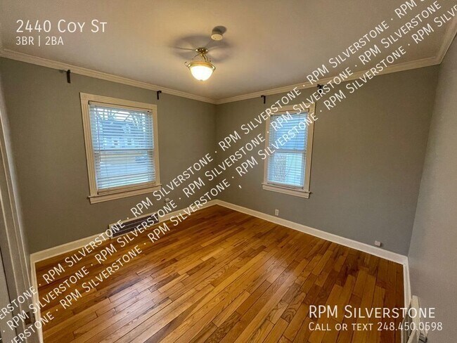 Building Photo - Spacious 3-bedroom