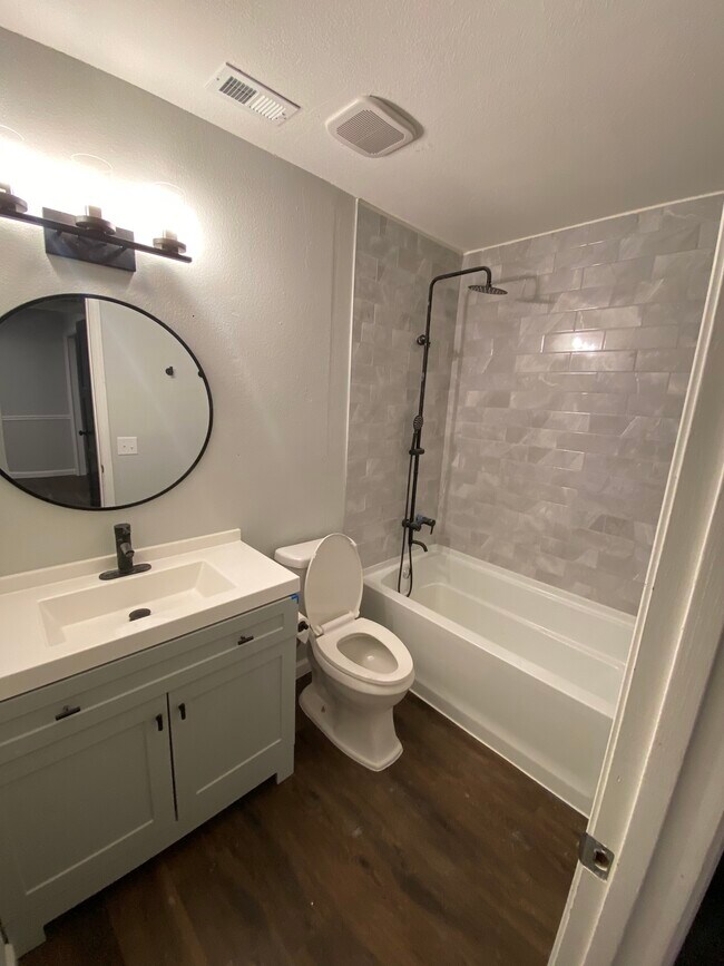 Guest bathroom - 720 Lloyd St