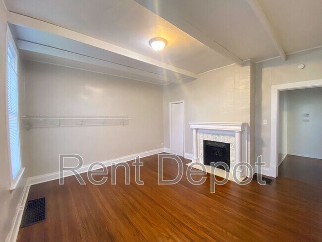 Building Photo - 401 N Elm Ave
