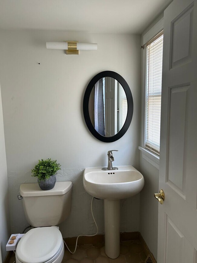 Building Photo - Spacious Colonial For Rent in Lyndhurst