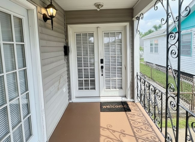 Front Porch - 6022 Vermillion Blvd