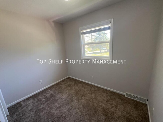 Building Photo - 308 SW Westview Dr