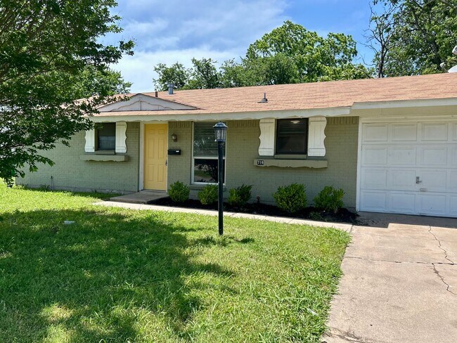 Foto del edificio - Charming Home located in the heart of Burleson!