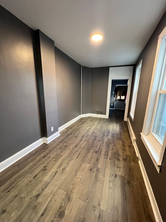Building Photo - Fully Renovated 3 Bedroom 1 Bath Home Avai...