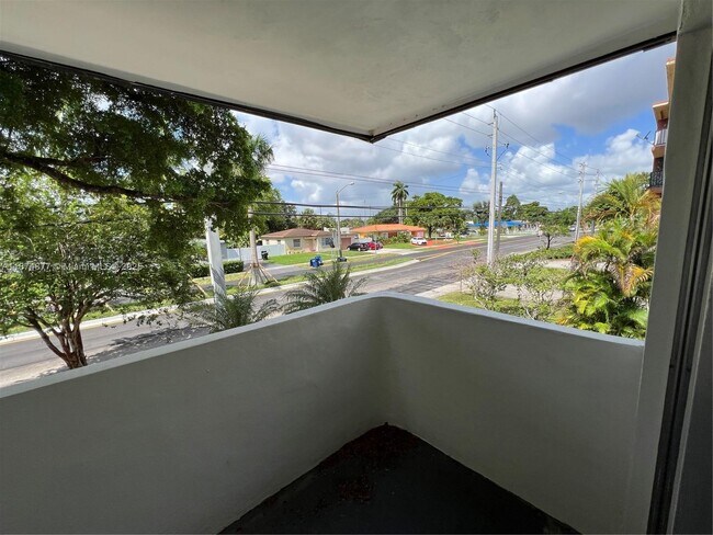 Foto del edificio - 465 S Royal Poinciana Blvd