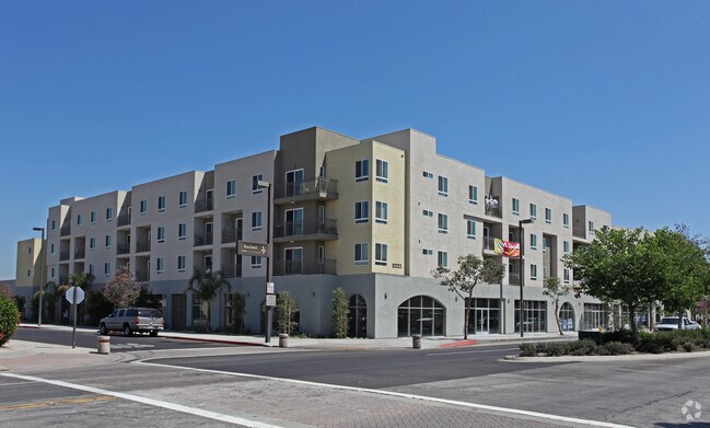 Fotografía del edificio - Hollydale Plaza Apartments